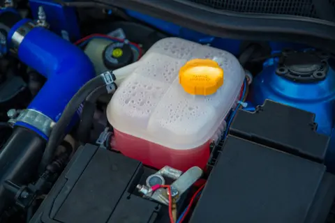 Płyn chłodniczy w samochodzie – kontroluj, ale też regularnie wymieniaj